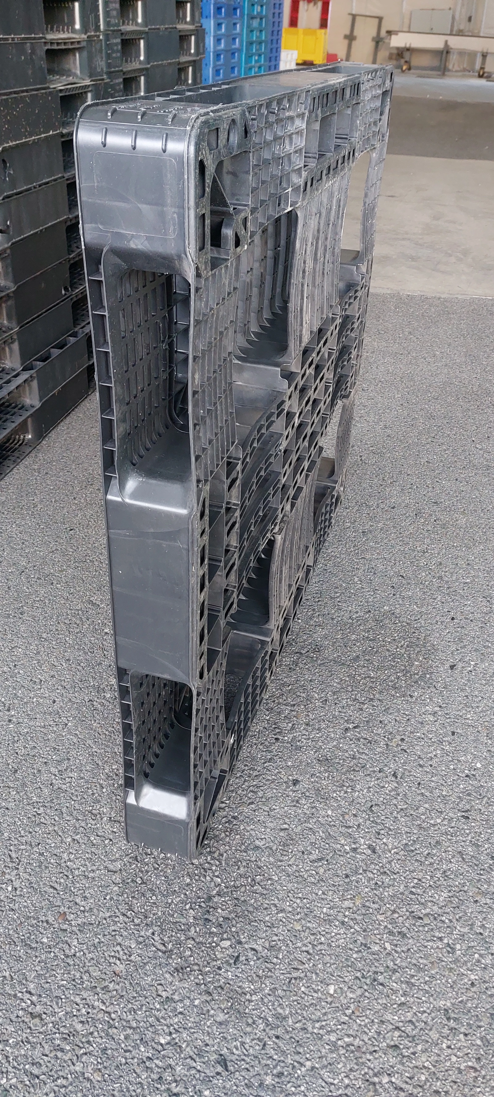 pallet usato 130x110 in plastica colore nero retro